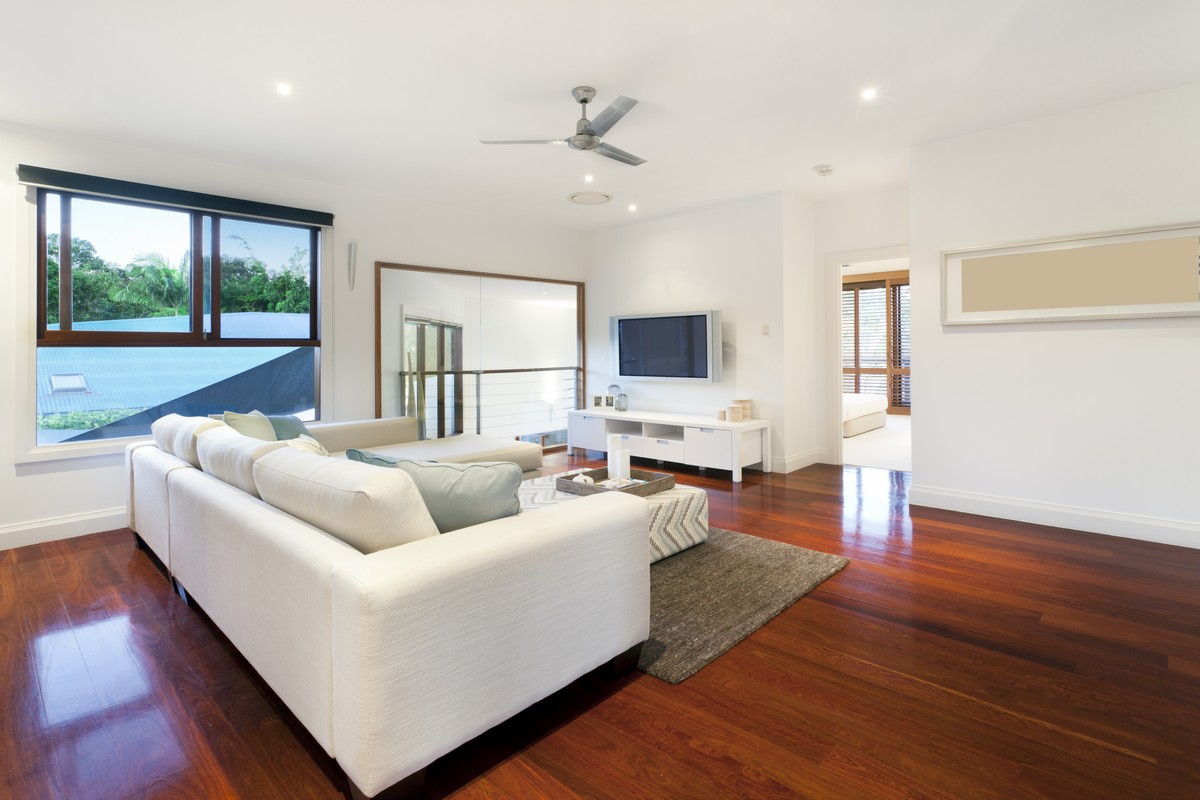http://estato.bold-themes.com/property-sale/wp-content/uploads/sites/2/2016/05/details-gallery-living-room-1.jpg